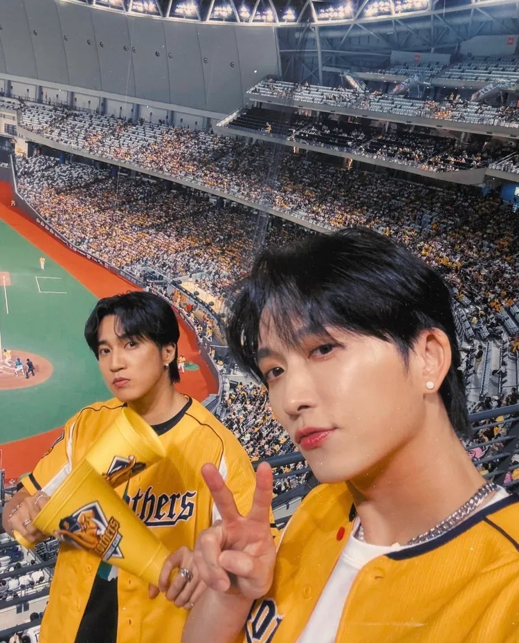 婁峻碩（左）透露好友邱鋒澤（右）也擁有許多Vivienne Westwood收藏。翻攝邱鋒澤IG