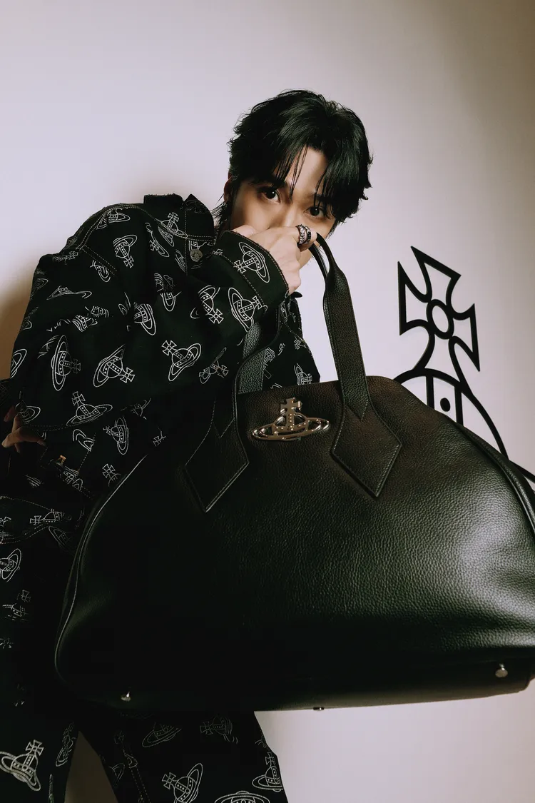 婁峻碩搭配Vivienne Westwood 2024秋冬系列的滿版土星牛仔套裝。品牌提供