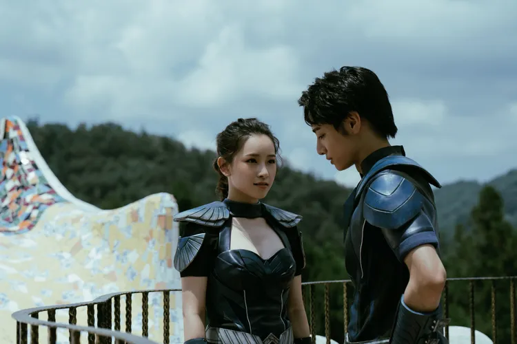 劉修甫（右）、盧以恩在虛擬遊戲世界因密切的交流而互生情愫。金禾創意提供