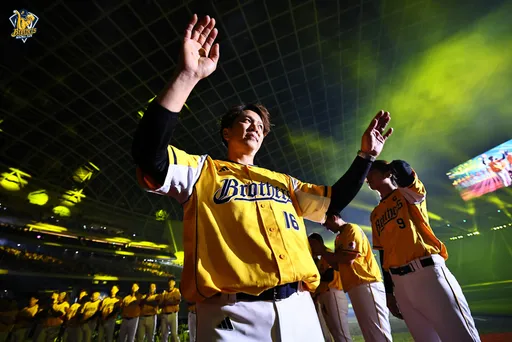 周思齊引退式大彩蛋!日本巨投田中將大深深一鞠躬 「他讓我很不甘心」