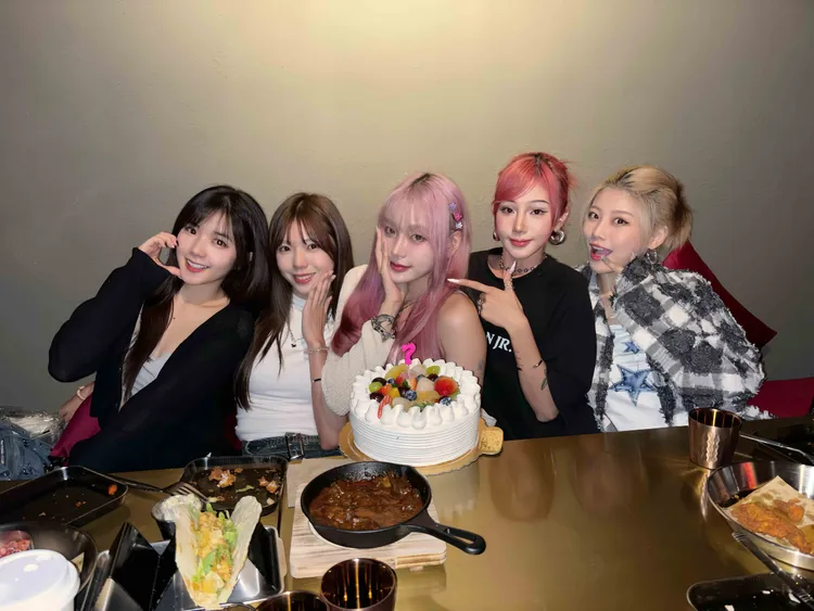 浪LIVE電豹女笑笑（左起）、安汝、海莉、筱緹、小楓等慶生。想想時間有限公司提供