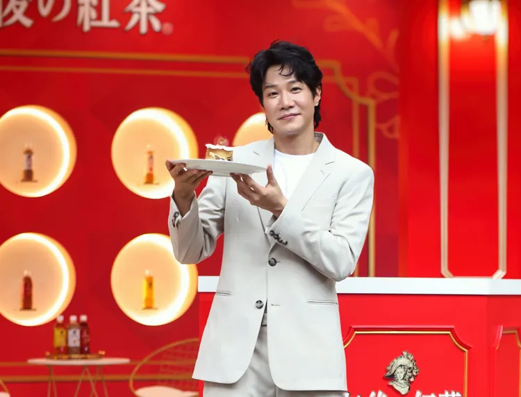 薛仕凌為蛋糕做裝飾。攝影中心攝