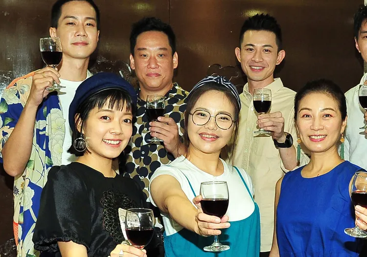 薛仕淩（後排左）曾和方文琳（前排右）一起舉杯慶祝，前排左起為林雨萱、林嘉俐，後排右起曾子益、阿龐。台視提供