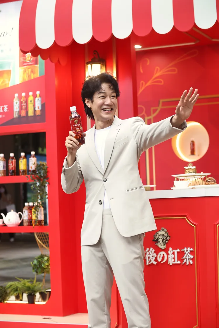 薛仕凌開心與民眾打招呼。攝影中心攝