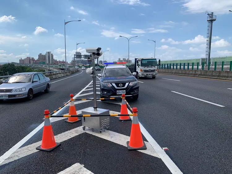 聲音科技執法儀器可針對噪音車輛進行有效監控與蒐證，再依數據召回檢測及告發。警方提供