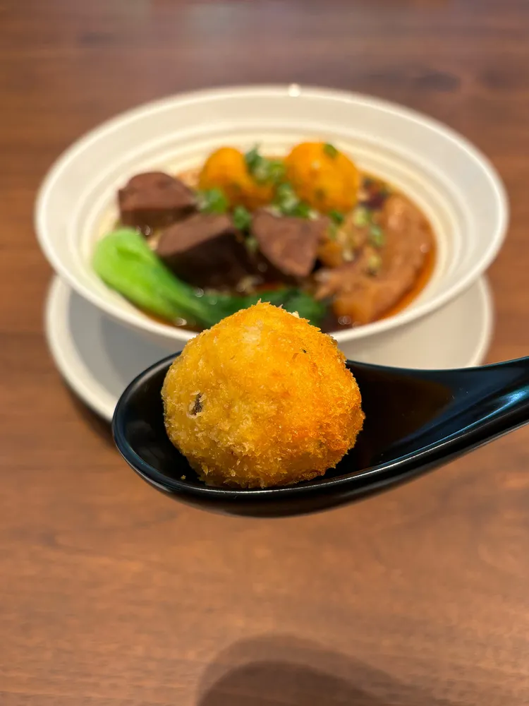 台北中山九昱希爾頓逸林酒店La Salle森酒吧新品「奇香球」，由豆豆腐、皮蛋與香菜揉製而成。業者提供