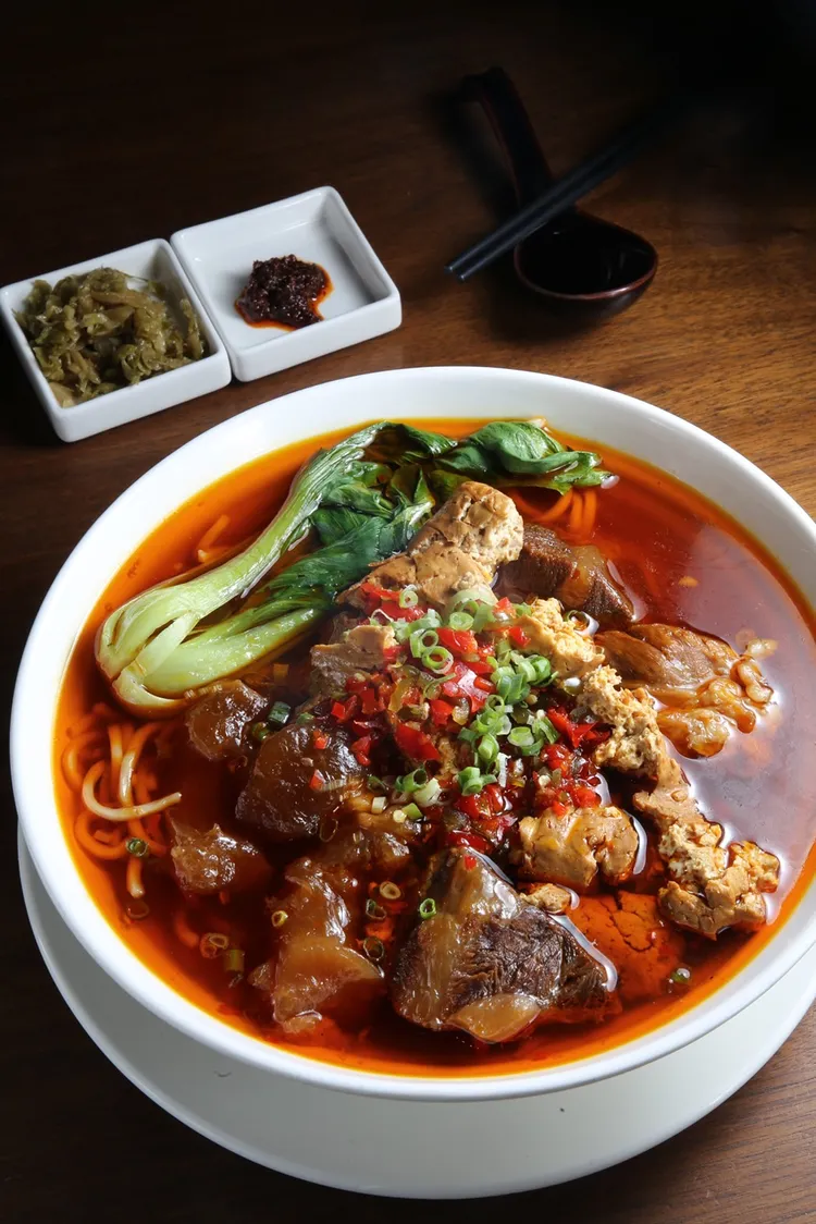 滋味酸爽辛辣的剁椒臭豆腐牛肉麵，每碗620+10%元。業者提供