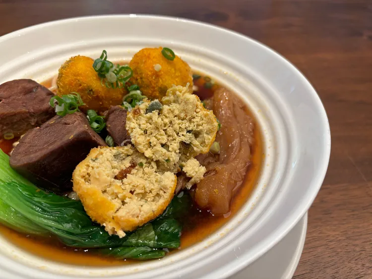 由臭豆腐+皮蛋+香菜製成的奇香球，散發三味一體的獨特魅力。業者提供