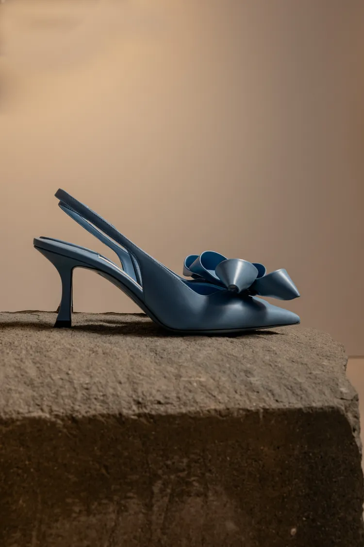 STAZ穆勒鞋則在鏡面金屬銀漆皮上雕出立體抽象蝴蝶結。品牌提供