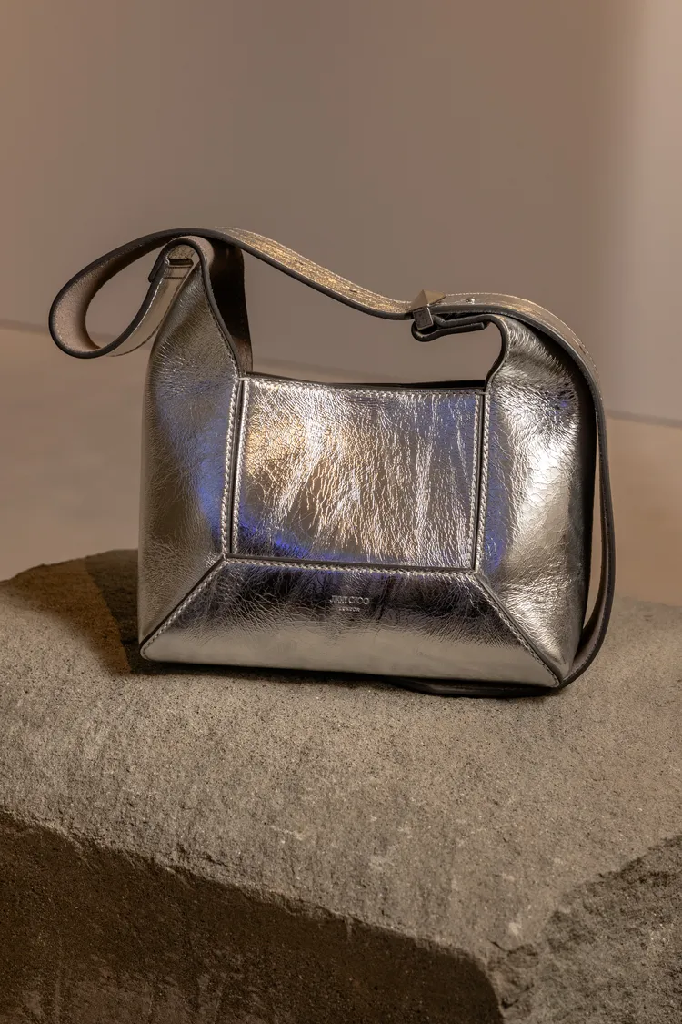 全新DIAMOND腋下包以簡約梯形輪廓呈現。品牌提供