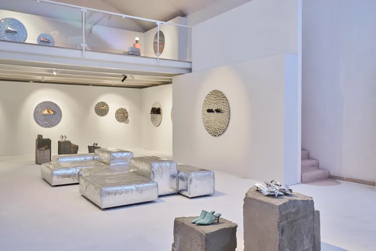 JIMMY CHOO將秀場打造成畫廊空間。品牌提供