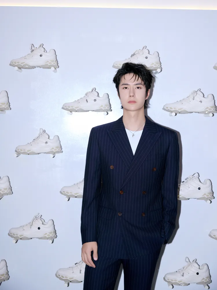 王一博帥氣現身JIMMY CHOO春夏大秀。品牌提供