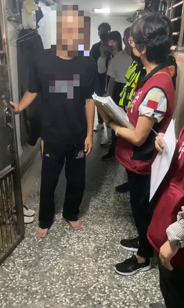 劉姓攤販面對執行人員一度落跑。台中分署提供