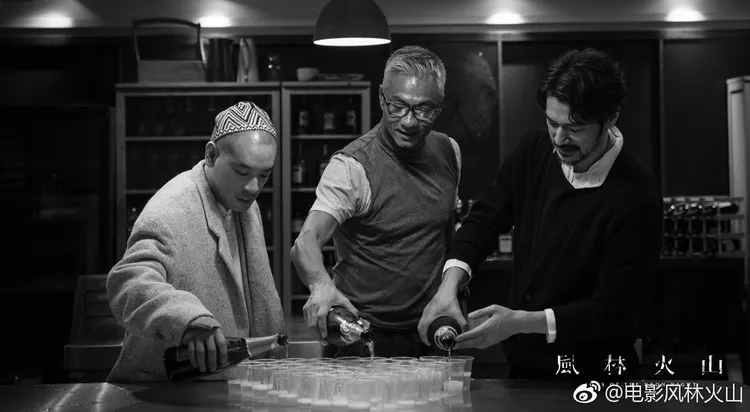 金城武（右）與導演麥浚龍（左）合作電影《風林火山》，已殺青7年尚未上映。翻攝電影風林火山微博