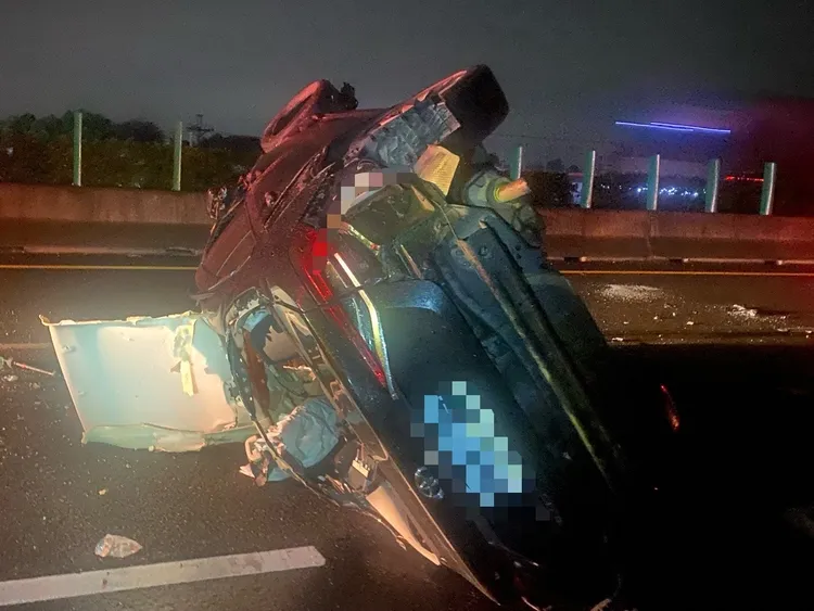 黑色轎車撞上銀白色轎車，2車翻覆造成3死1傷慘劇，事故背後恐不單純。民眾提供