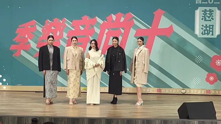 來自俄羅斯的藝人安妮與名模們復古時尚秀為10月活動提前暖身。張沛森攝