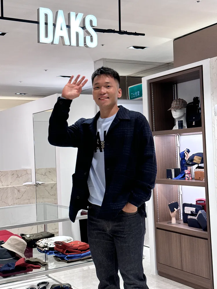 李洋套上格紋外套化身英倫型男。劉旻君攝