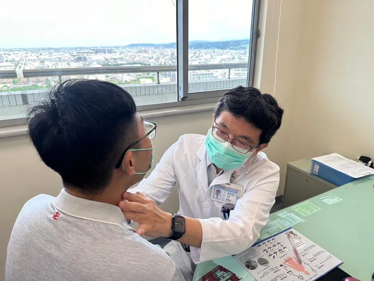 童綜合醫院細胞治療中心歐明哲主任進行觸診檢查。童綜合醫院提供