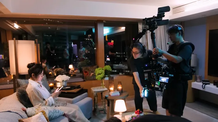 日本名導岩井俊二（右二）執導鍾楚紅（左）演出的廣告。翻攝50惠—日本養髮概念YT