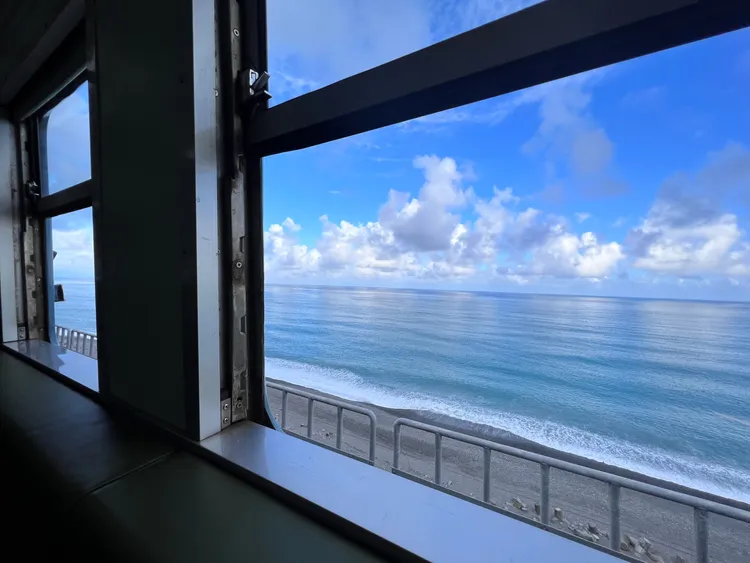 20日的首發班次將由作家王浩一帶領展開，透過藍皮列車追尋南迴鐵道的歷史軌跡。縣府提供