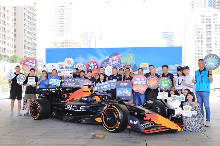 來賓與RB19冠軍車合影。市府提供