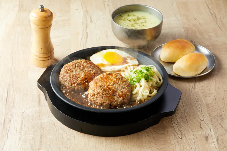 「A5和牛漢堡排」選用日本頂級A5和牛，肉質鮮嫩多汁散發著極致的油脂香氣。業者提供