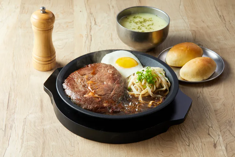 「Rock巨星沙朗（8盎司）」選用最優質的肉品，經過精心處理，並在高溫鐵板上迅速炙燒，完美保留肉質的鮮嫩和原汁原味。業者提供