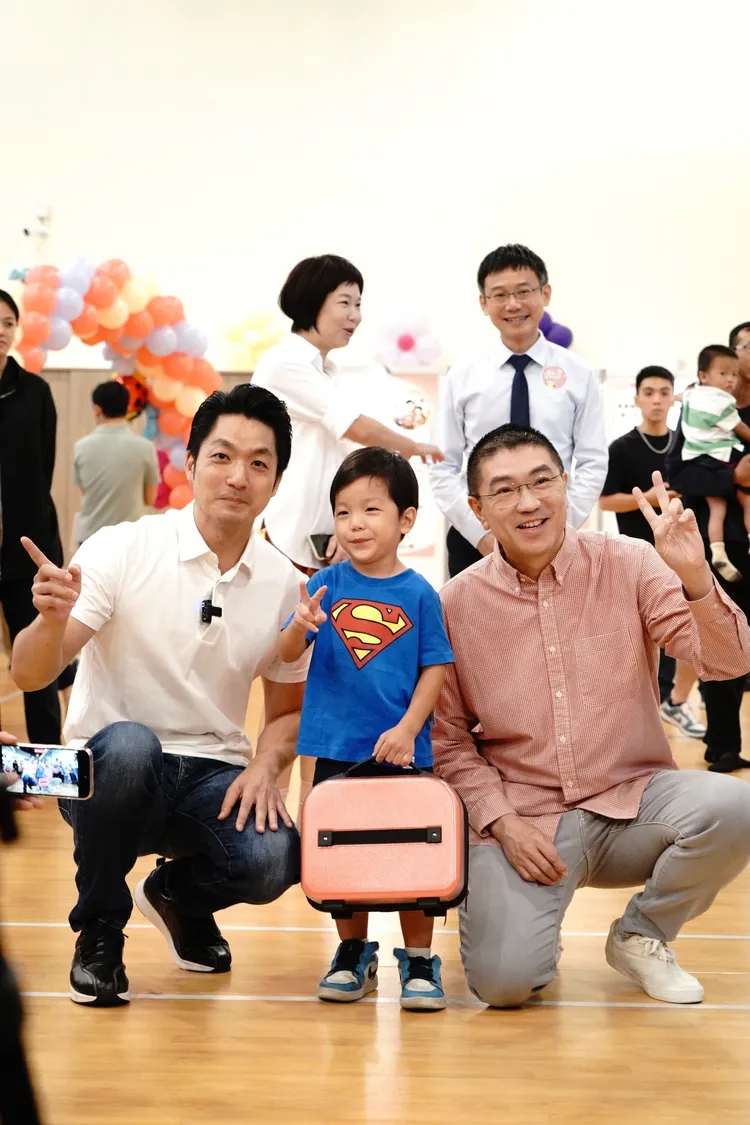 蔣萬安與謝國樑出席基隆親子照護平台曁室內兒童樂園成果展。北市府提供