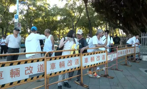 柯文哲收押禁見!小草法院旁聚集「不到10人」 無法接受結果