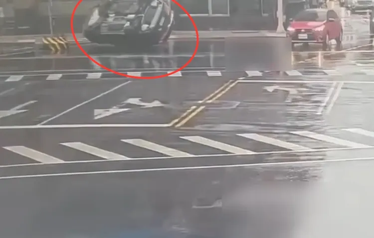 疑似雨太大視線模糊，楊男駕車自撞人行庇護島側翻。翻攝畫面