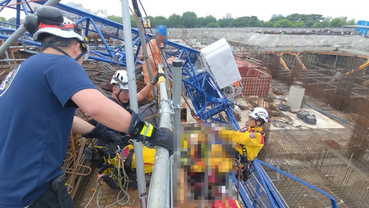 鳳山三井購物中心起重機倒塌，造成工人1死1重傷。翻攝畫面