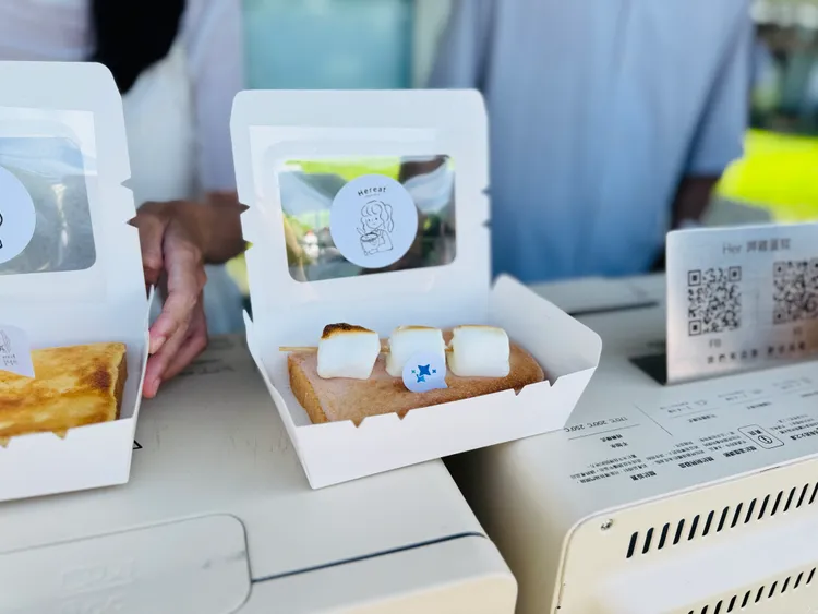 高雄知名攤車美食Her呷奶酥厚片也現身華山三星創意市集。趙筱文 攝