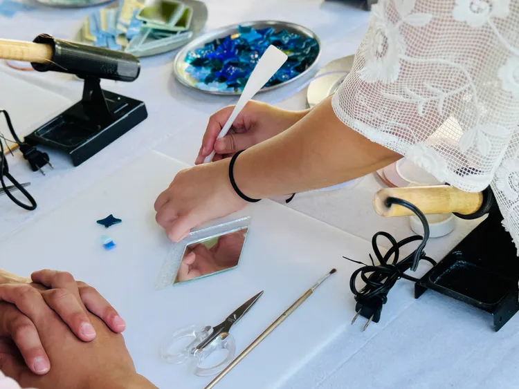 陌光St.light也在會場推出AI輔助的隨身鏡DIY手作體驗，讓參與者享受科技帶來的創作樂趣。趙筱文 攝