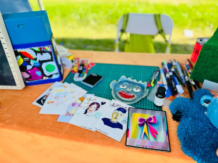 知名插畫家卡沃（Kawo）則於市集中展示AI輔助的創作過程，並推出限量的個人化似顏繪。趙筱文 攝