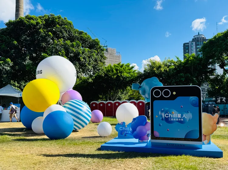 三星於台北華山文創園區的創意市集吸引許多民眾前往體驗Galaxy AI新玩法。趙筱文 攝
