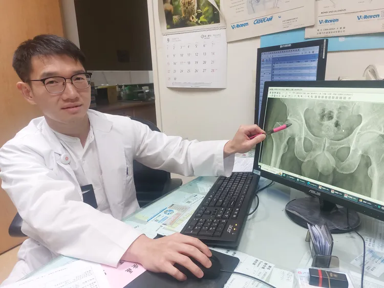 骨科劉廷瑜醫師表示，髖關節壞死原因不明，但易發生在有飲酒習慣的中年男性身上。光田醫院提供