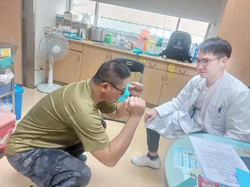 小吃攤老闆右側髖骨痛半年就壞死 「正前開」手術讓他活動自如