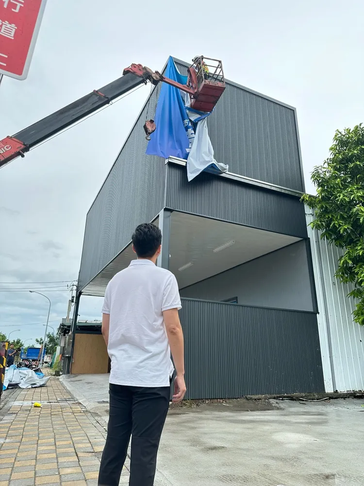 廖偉翔昨天才剛成立的服務處被證實是違建，今天上午連忙雇工拆招牌。廖偉翔提供