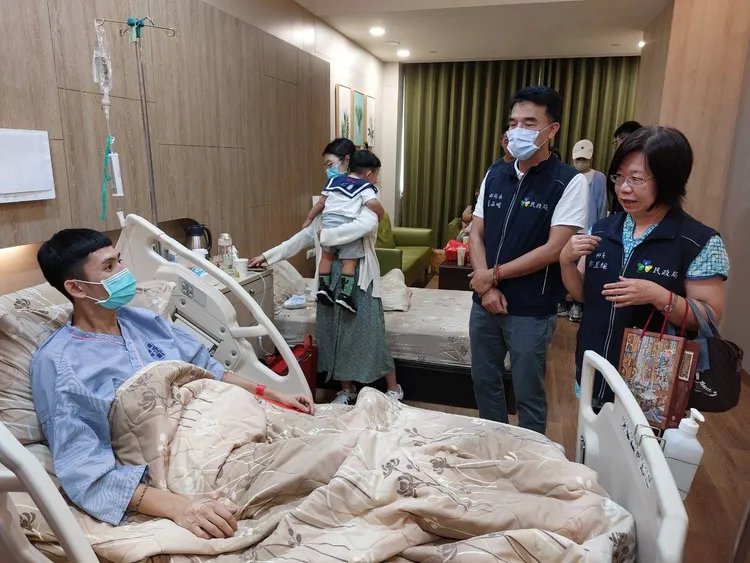 桃園市民政派員探問飛官。民政局提供