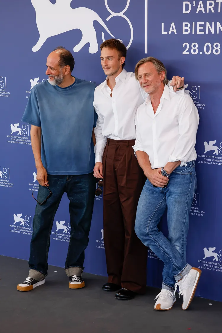 導演盧卡格達戈尼諾（左起）、德魯史塔基與丹尼爾克雷格出席記者會。美聯社