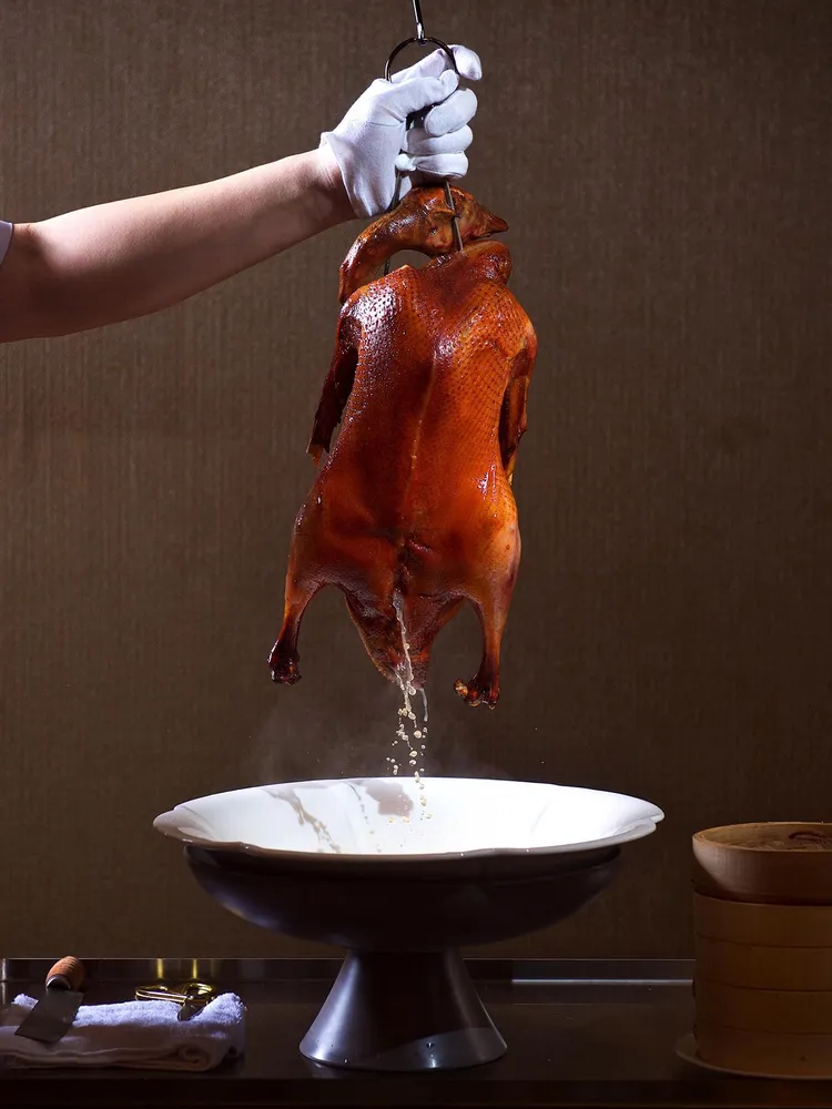 此次信義區的「潮品集．潮坊」更推出饕客最愛的火焰瀨尿燒鵝納入尾牙春酒菜單中。業者提供