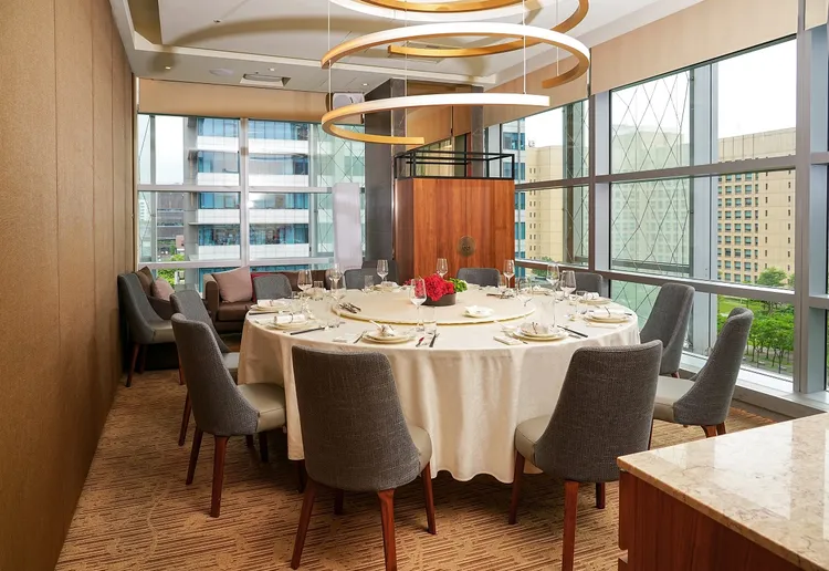 信義區鄰近市府捷運站的「潮品集．潮坊」主打「精緻微型尾牙春酒」擁有多面採光及獨立洗手間的包廂備具隱密性，2桌即可成行。業者提供