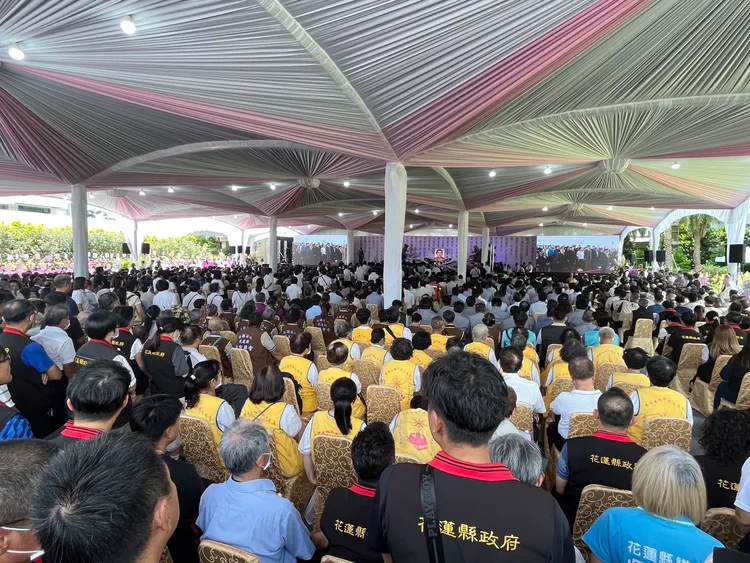 傅崐萁母親告別式場面盛大。民眾提供