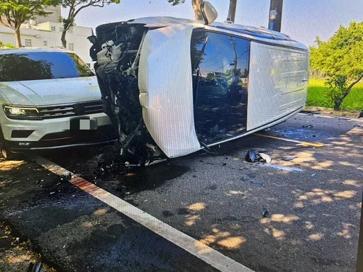 左轉未禮讓遭直行車撞翻 2駕駛通通受傷送醫