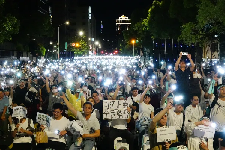 手機燈海照亮現場。莊宗達攝