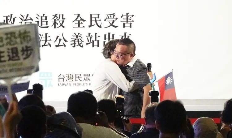 蔡壁如（左）擁抱民眾黨秘書長周榆修（右）。莊宗達攝