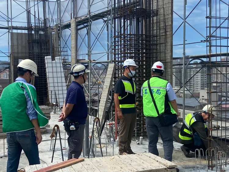 工務局建管處會同高市土木技師公會、建築師公會現場稽查。市府提供