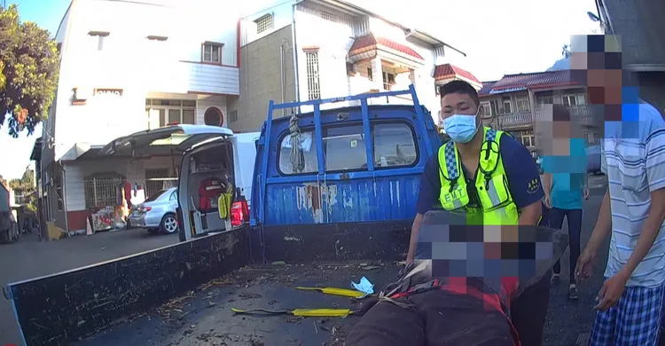 蔡姓男子遭到農機壓砸，送醫後不治，一同上工的7旬老父親難掩悲痛。民眾提供