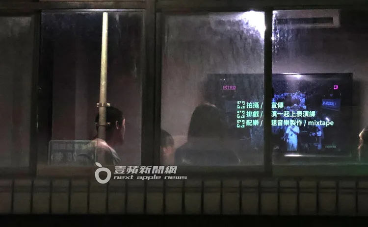 一群人看著螢幕討論拍攝事宜。特勤中心攝