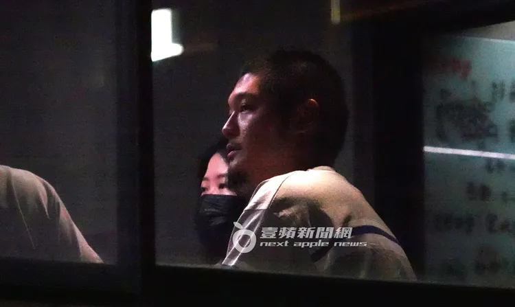 Leo王認真地看著螢幕與同事商討。特勤中心攝